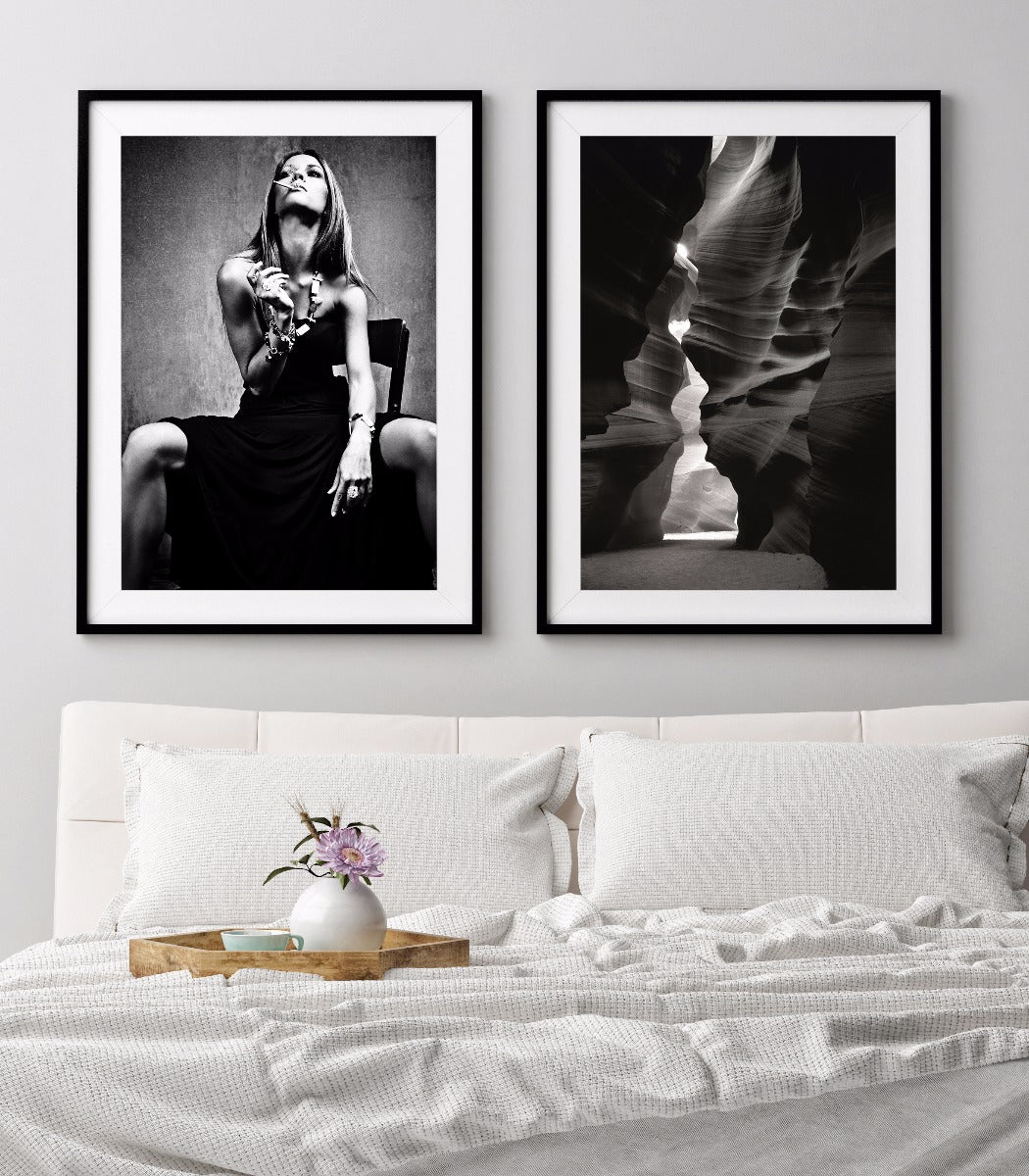 Kvinna som röker svartvit poster